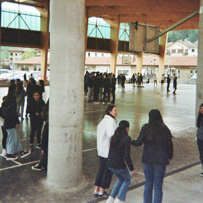 Jóvenes jugando en el patio de la escuela.