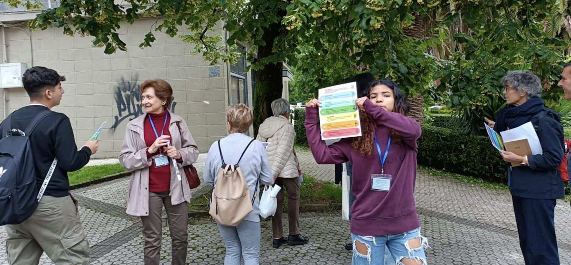 Personas de Bidebieta participando en un paseo de Bizi Bitxi.