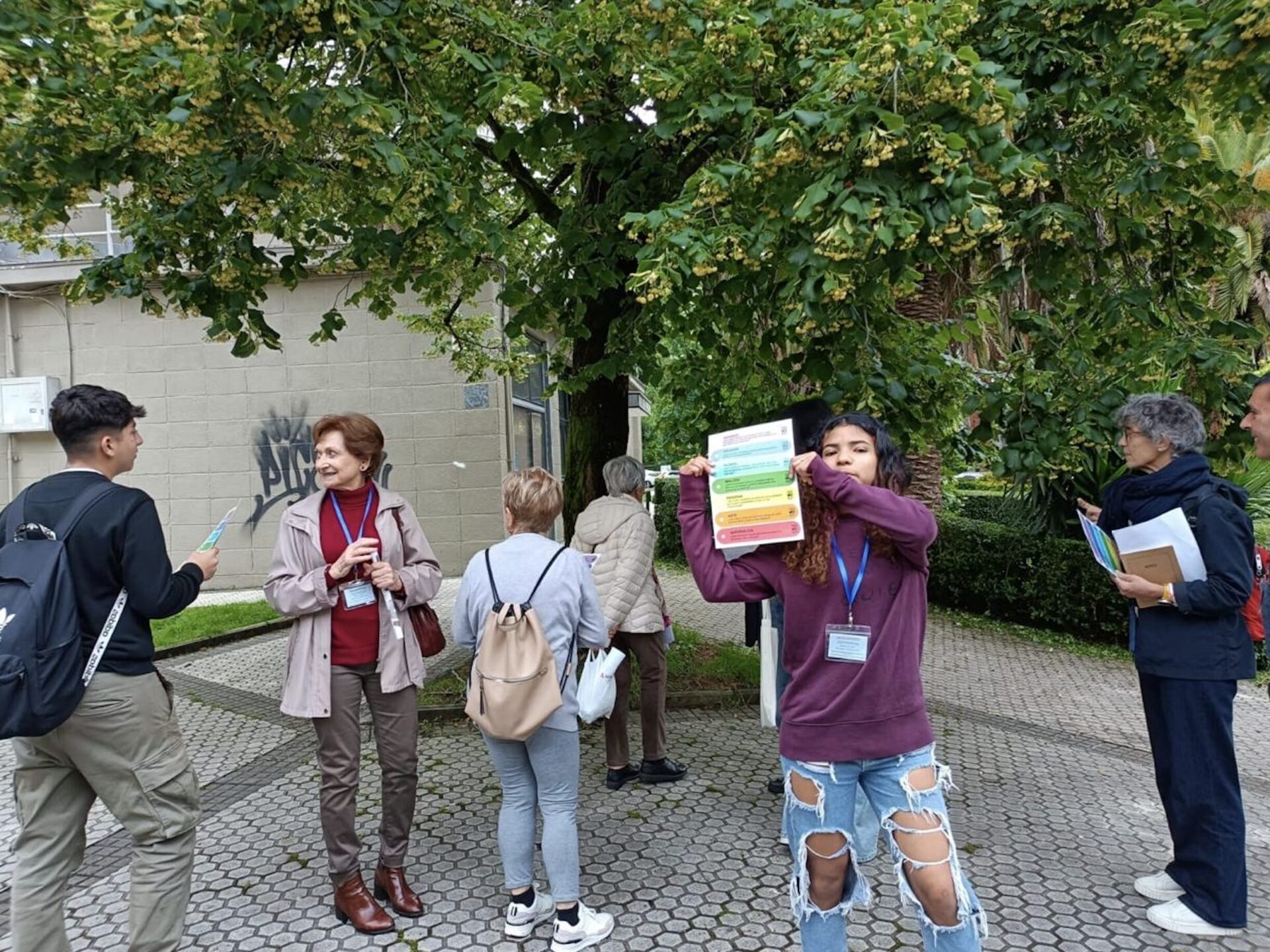 Personas de Bidebieta participando en un paseo de Bizi Bitxi.