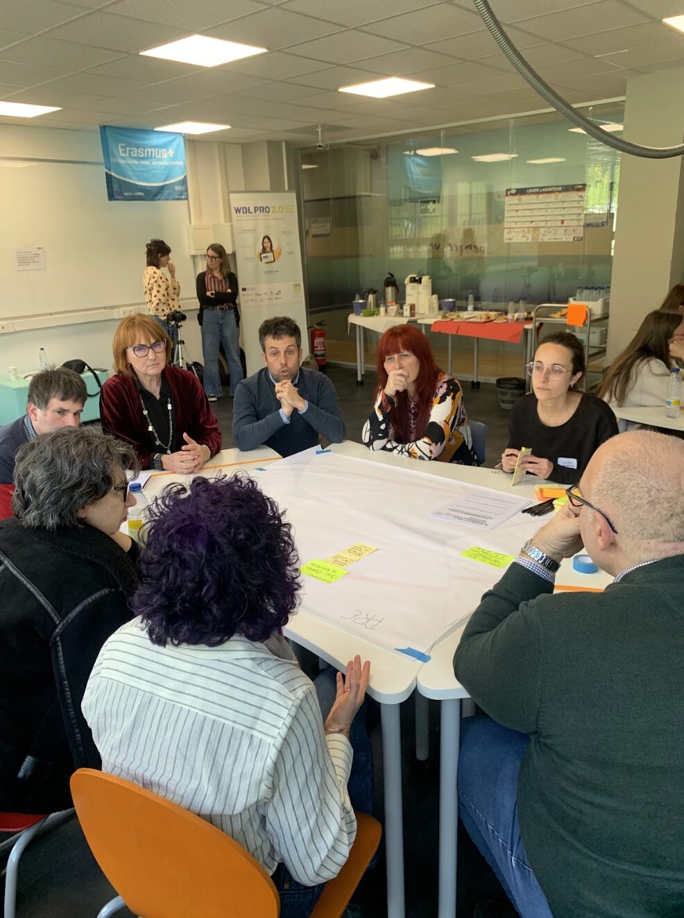 Gente reflexionando en grupo