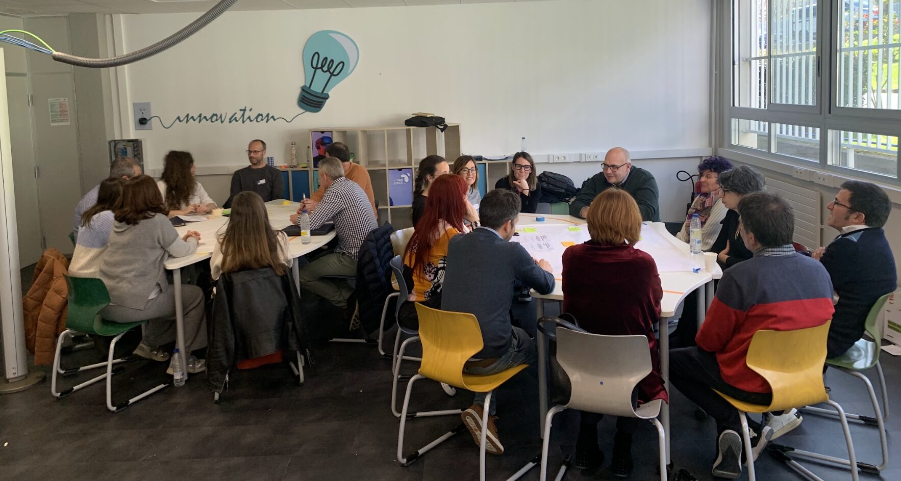 Participantes del proyecto BATU en trabajando en dos grupos grandes.