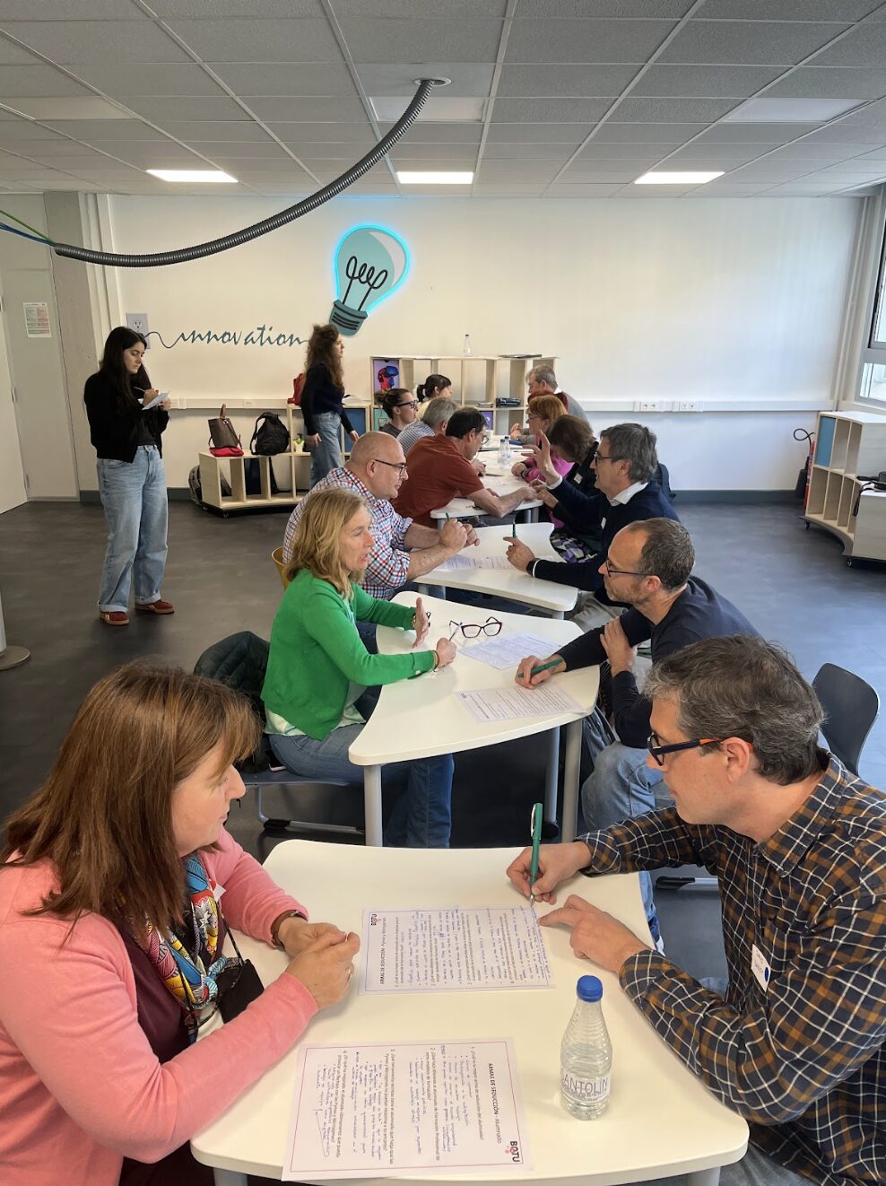 Gente hablando en parejas una persona enfrente de la otra.