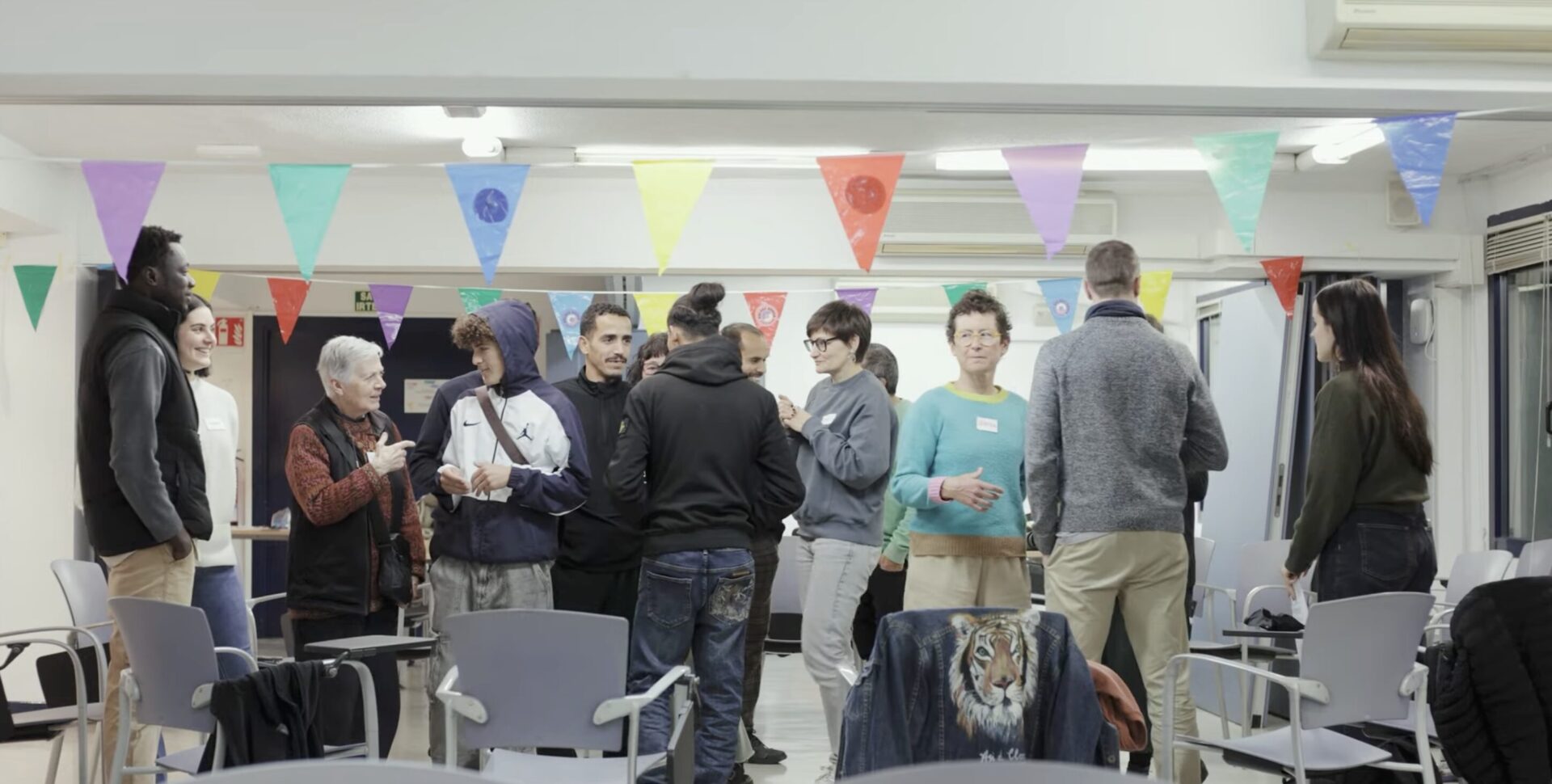 Participantes de Kolore Gunea hablando.