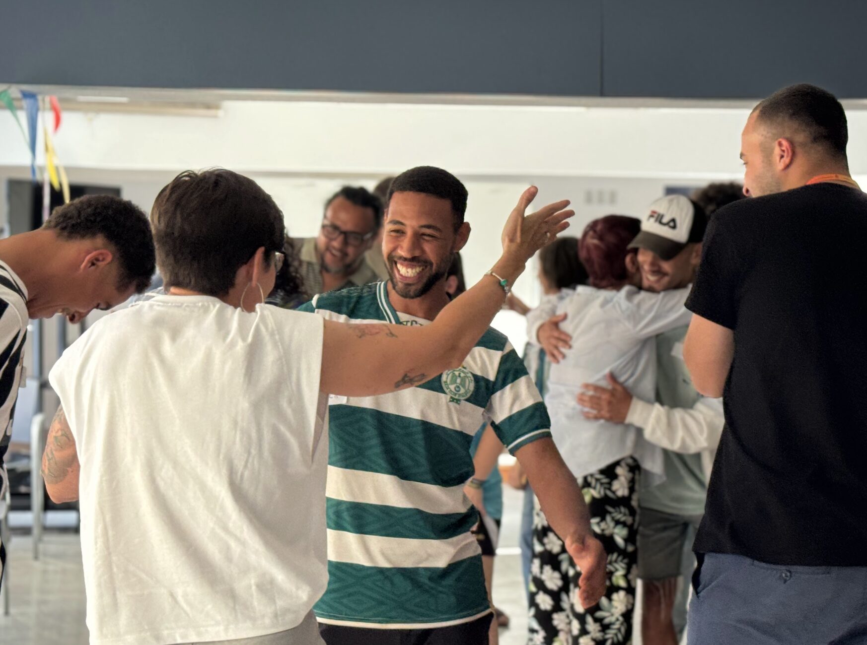 Vecina y vecino de Amaraberri abrazándose.