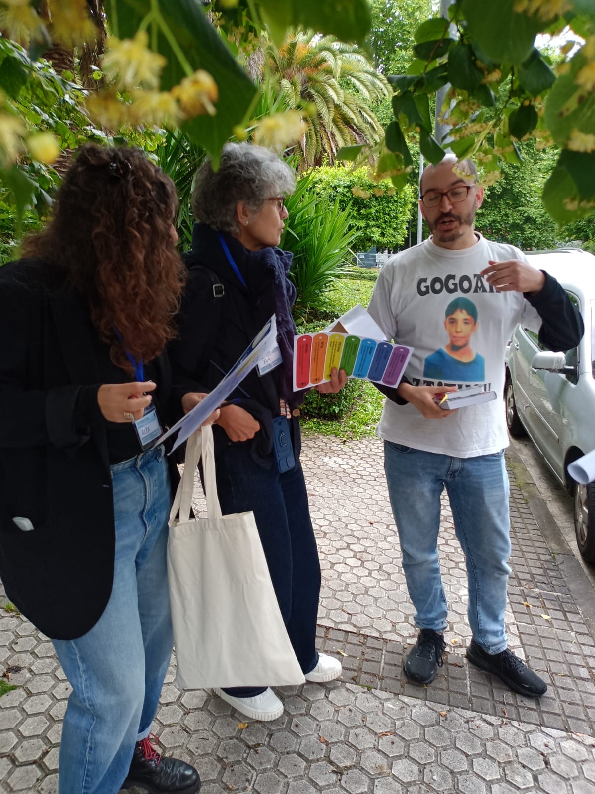 Tres personas en la calle hablando sobre Bizi Bitxi. 