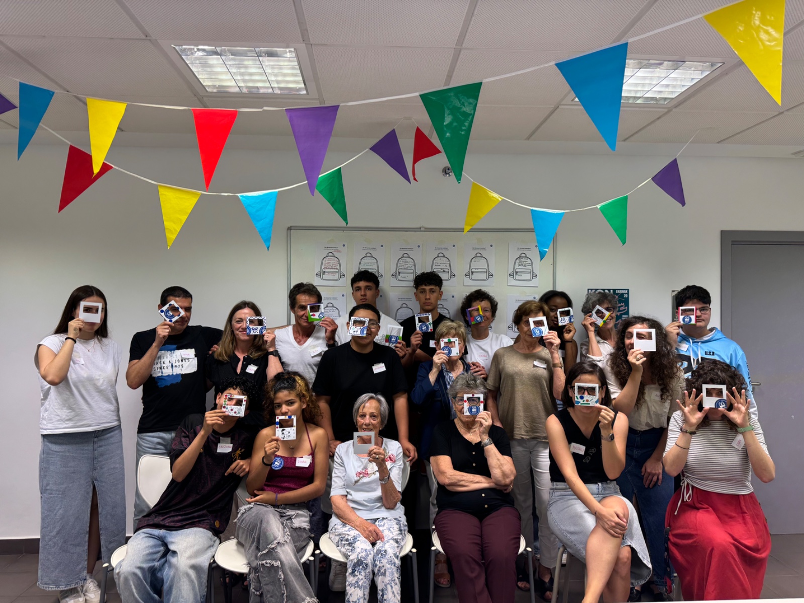 La gente que ha participado en el proyecto sacándose una foto cada uno con un marco de Bizi Bitxi.