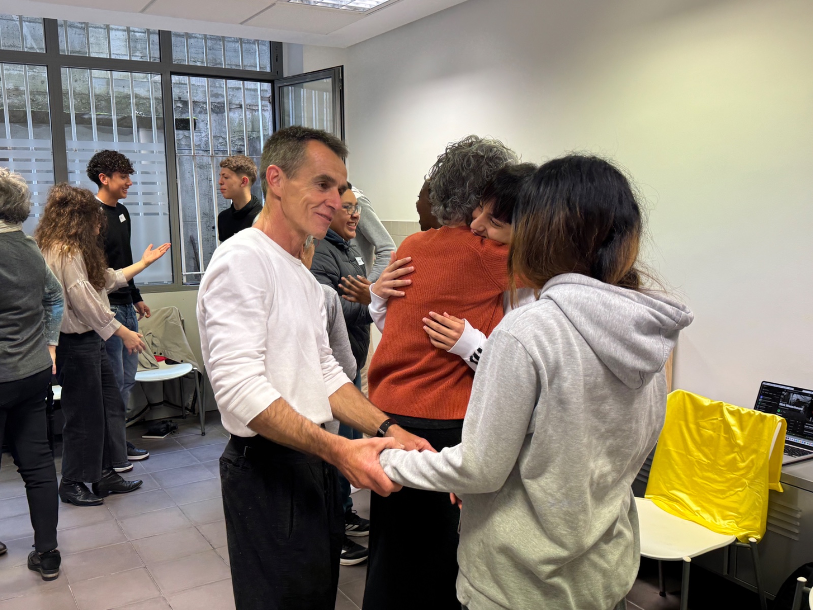 Personas abrazándose en una reunión de Bizi Bitxi.